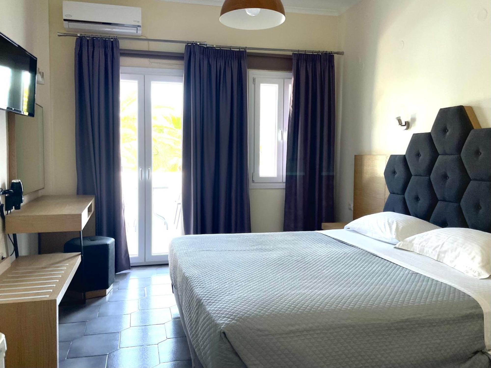 Albatros Fira (Santorini)